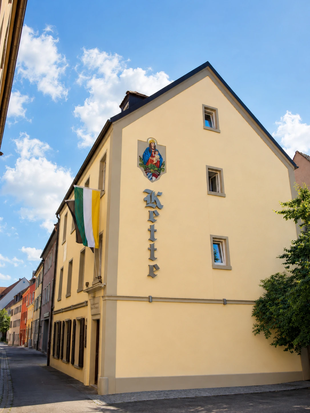 Verbindungshaus – Vorderseite mit Kette-Schild, Kettengasse 4 Würzburg
